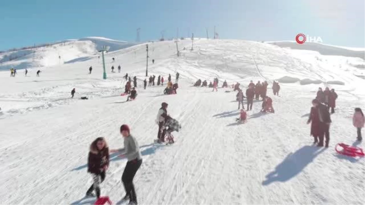 Bitlisli kadınlardan kayak keyfi