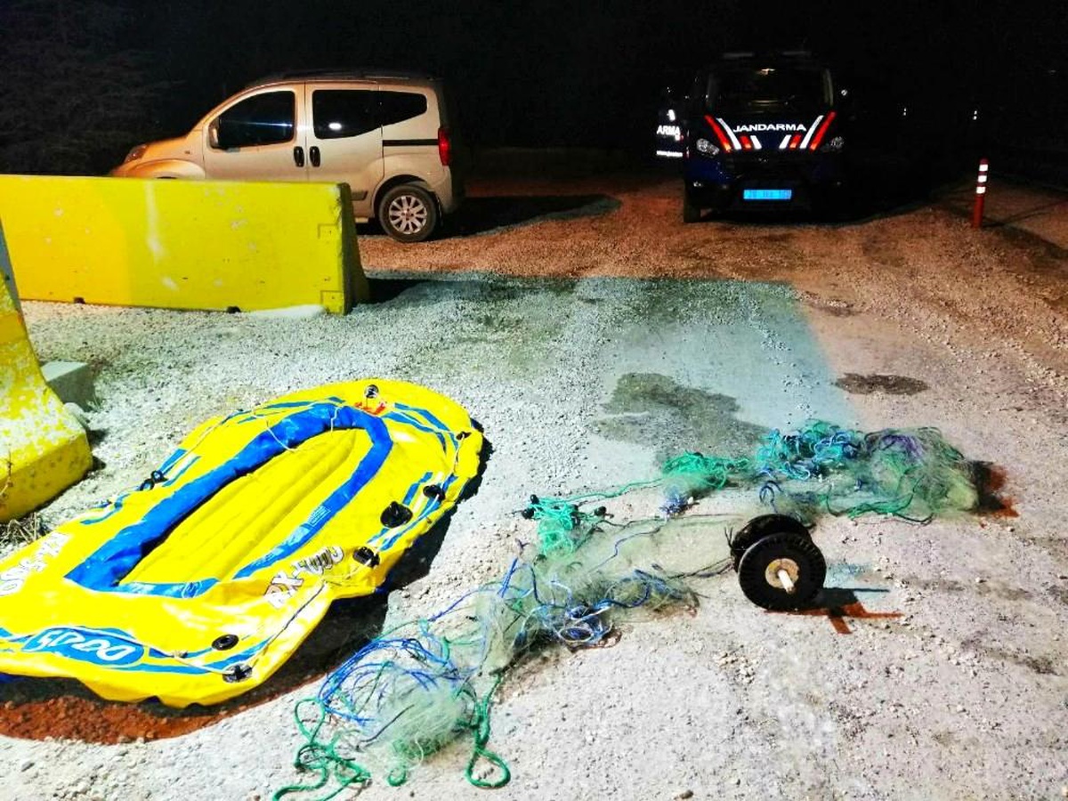 Botla kaçak balık avı yapan 4 kişi yakalandı