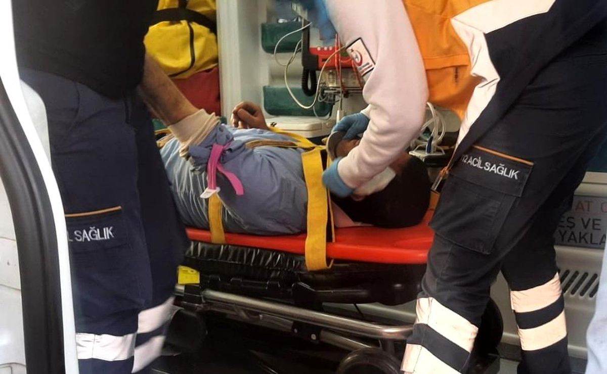Çatı sökerken düşen işçi yaralandı