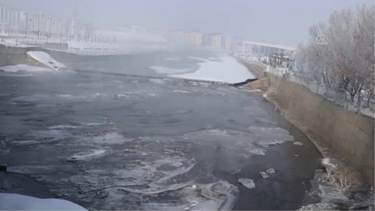 Doğu Anadolu\'da soğuk havanın etkisiyle dere ve şelaleler dondu