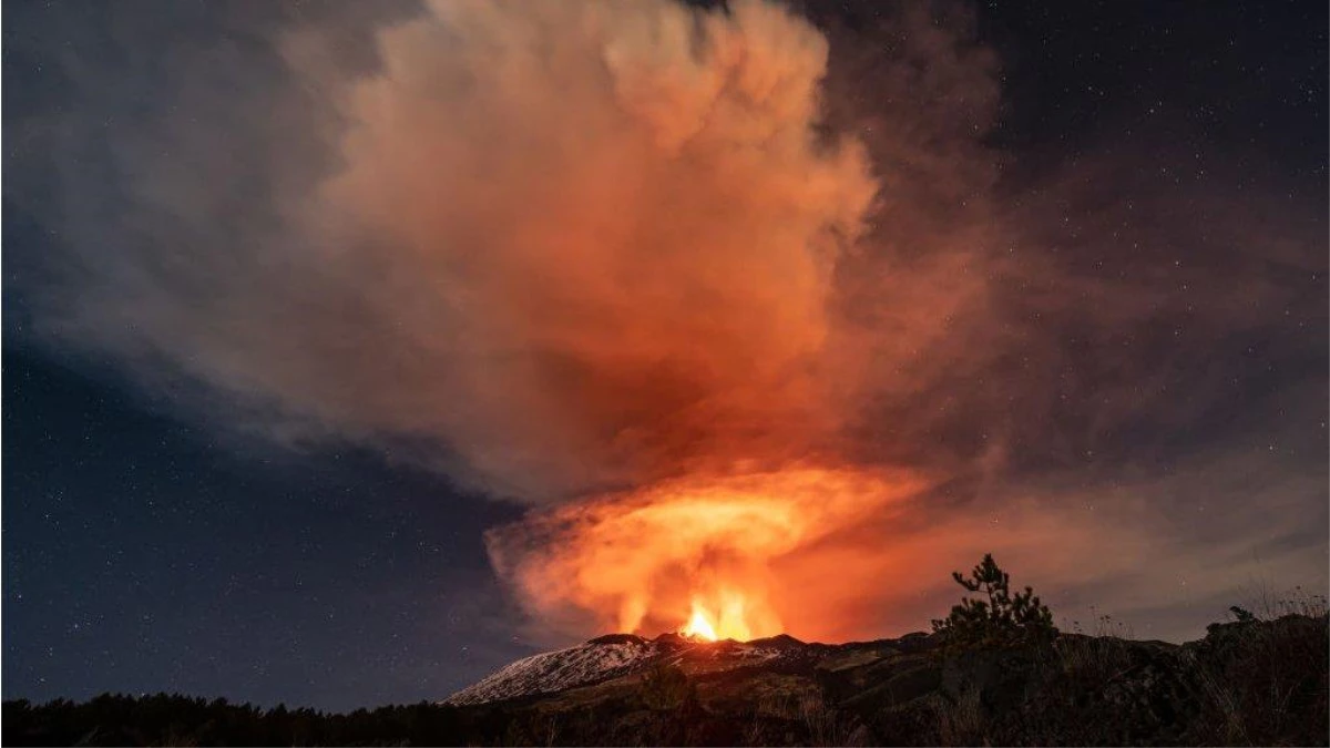 Fotoğraflarla: Etna Yanardağı\'ndaki patlamalar Sicilya gecelerini aydınlatıyor