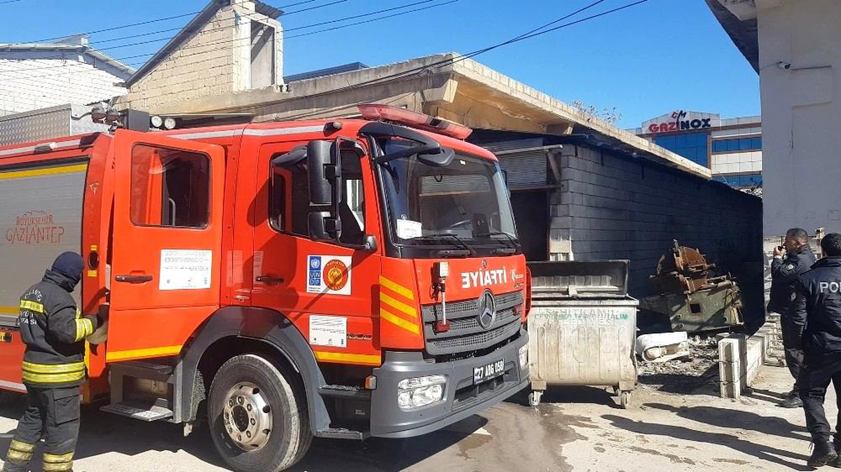Gaziantep\'te bir depoda çıkan yangın büyümeden kontrol altına alındı