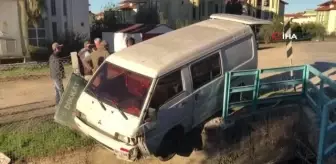 Güneşte önünü göremedi, işçileri taşıyan minibüs kanala uçtu