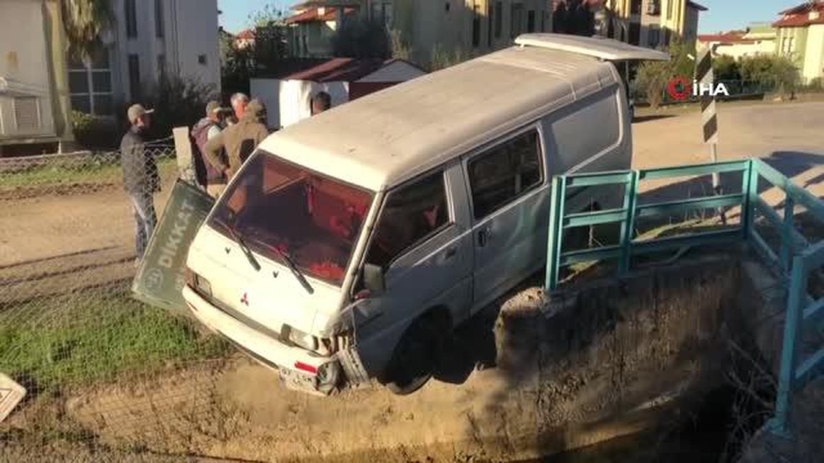Güneşte önünü göremedi, işçileri taşıyan minibüs kanala uçtu