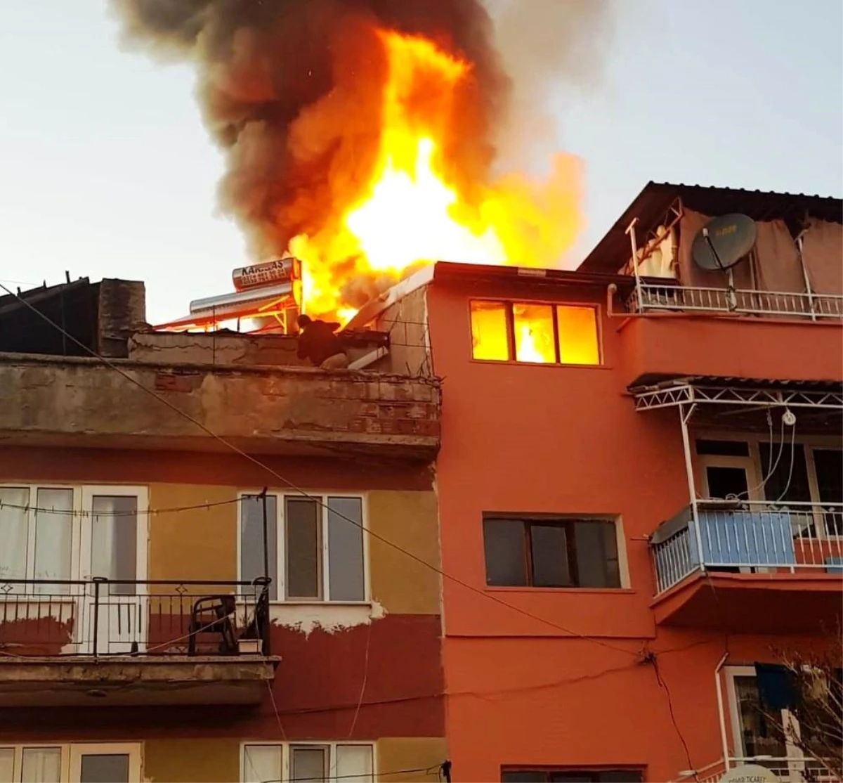 Hisarcık\'ta çıkan yangında iki binanın çatı katı zarar gördü