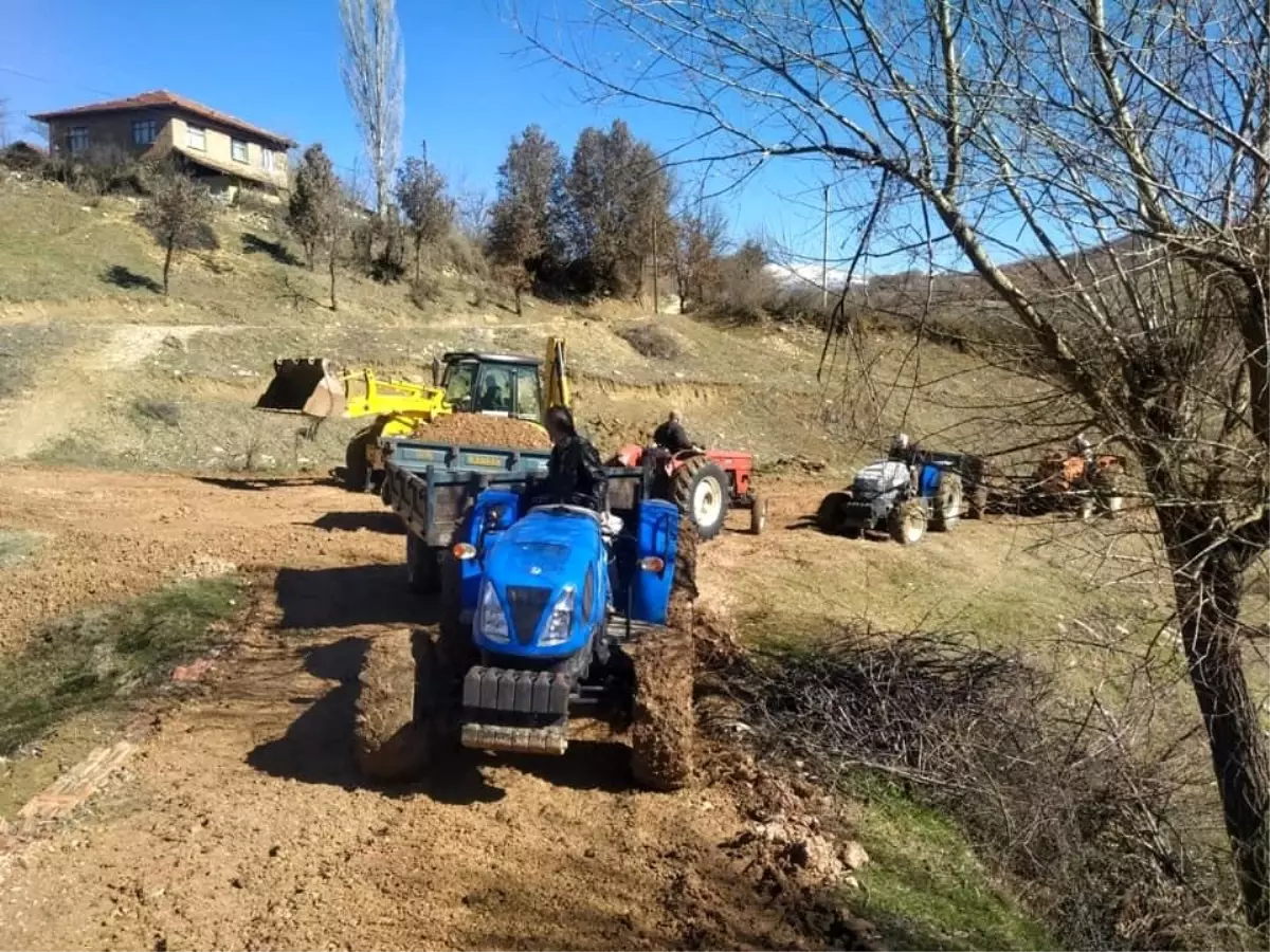 İmece usulü arazi yolu yapıyorlar