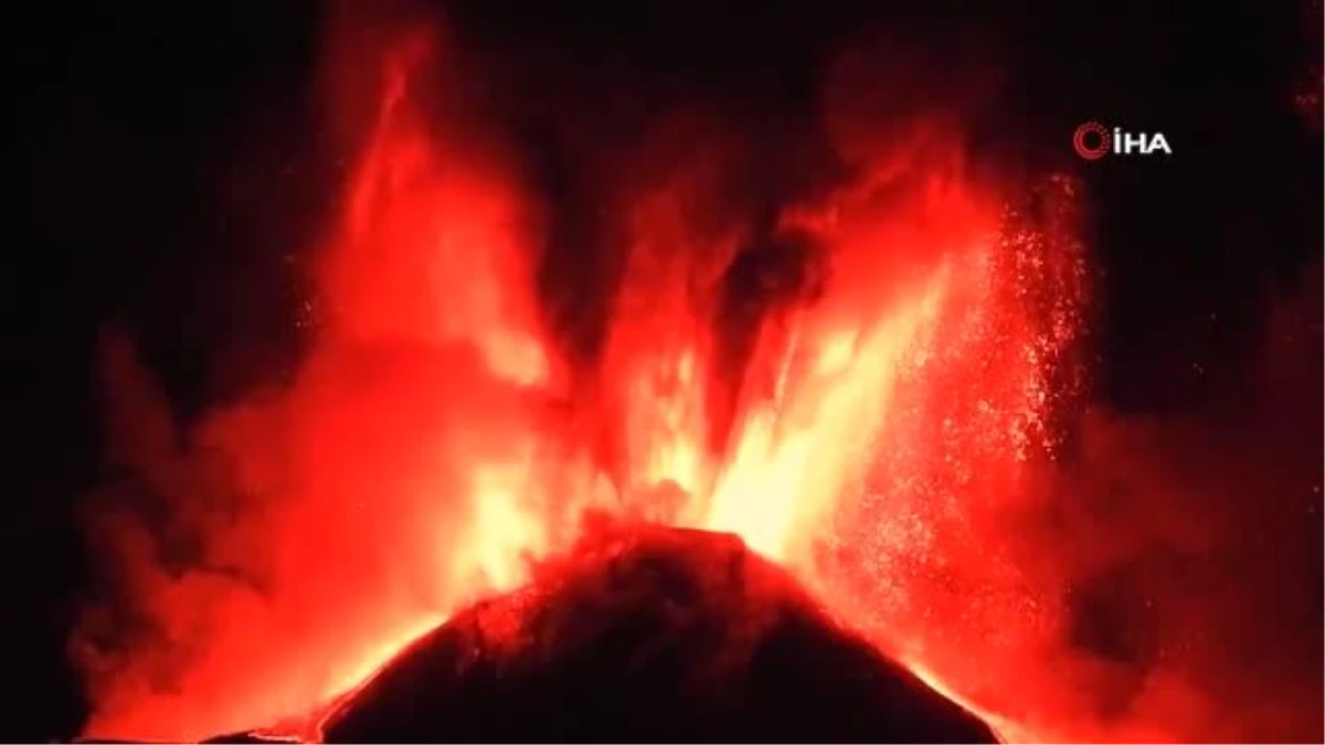 İtalya\'da Etna Yanardağı püskürttüğü lavlarla geceyi aydınlattı