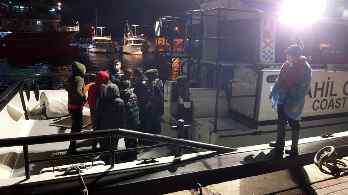 İzmir\'de Türk kara sularına geri itilen 9 sığınmacı kurtarıldı