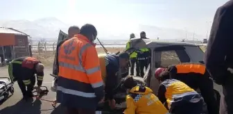 Son dakika! Kamyon ve otomobilin çarpıştığı kazada 3 kişi yaralandı