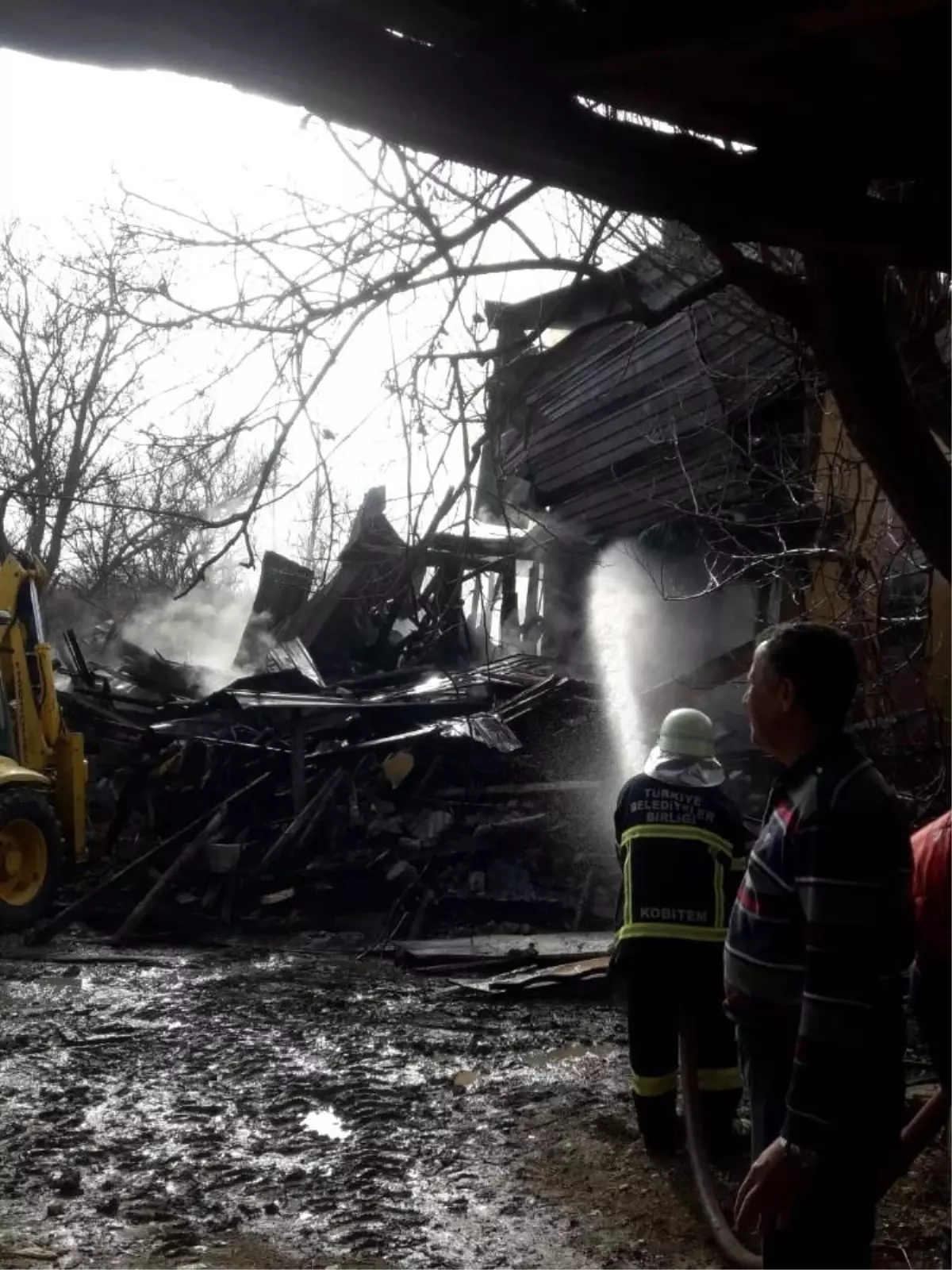 Kastamonu'da üç katlı ahşap ev küle döndü