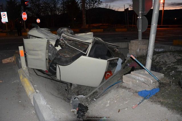 Kazada ikiye bölünen araçtan 2 kişi sağ çıktı