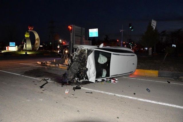 Kazada ikiye bölünen araçtan 2 kişi sağ çıktı