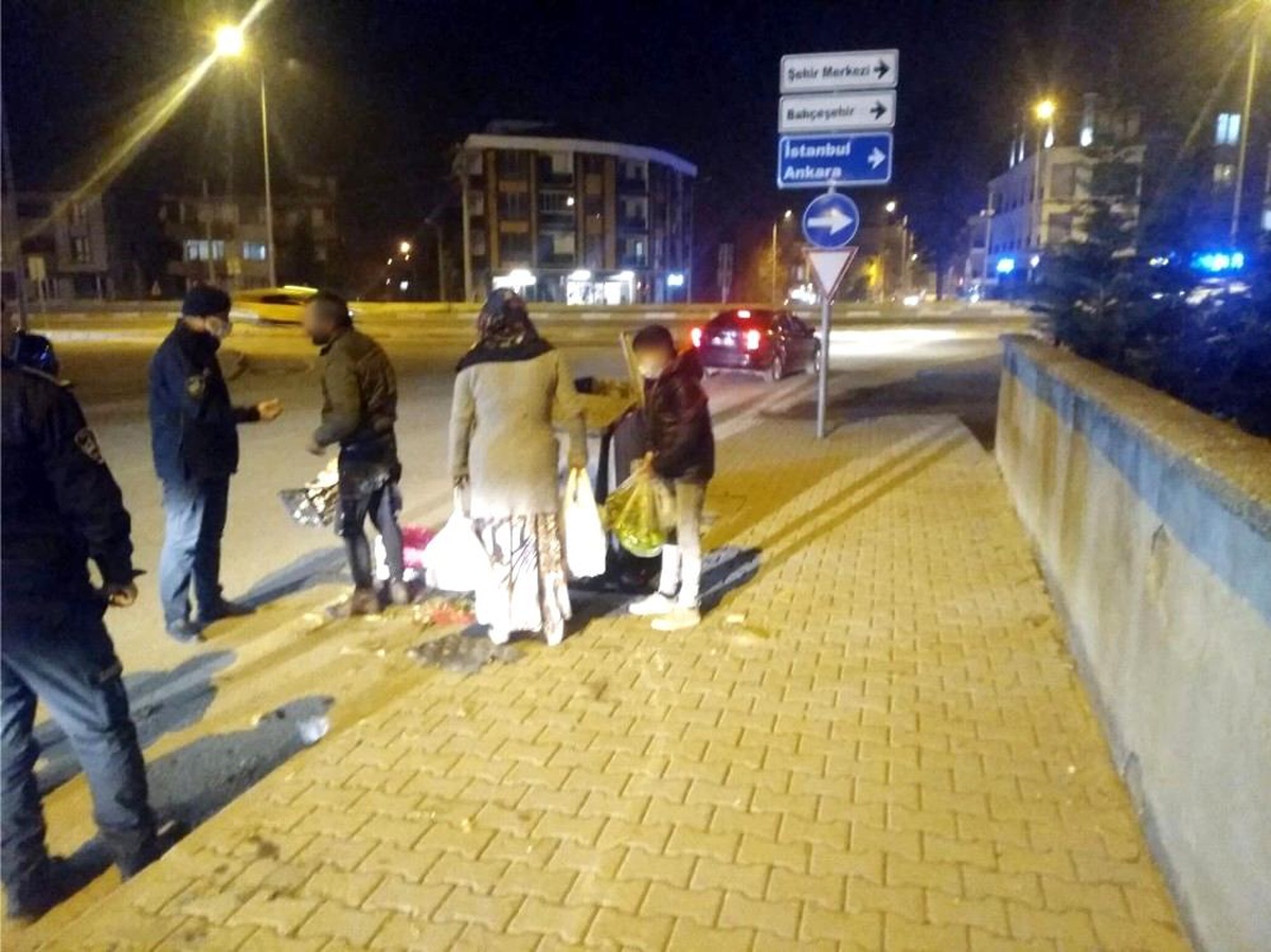 Lüks araçla dilenmeye geldiler, zabıtaya yakalandılar