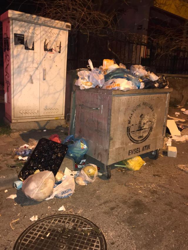 Maltepe'de grev nedeniyle toplanmayan çöpler sokaklarda birikti