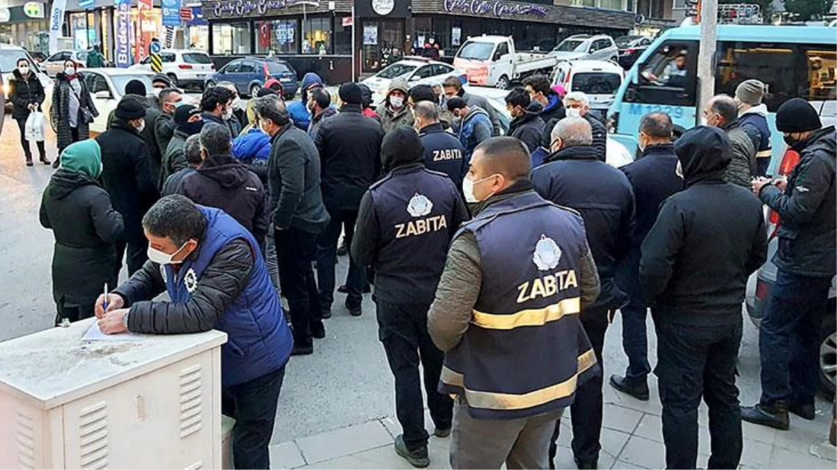 Maltepe\'de grev yapan işçilerle belediye görevlileri arasında çöp toplama gerginliği