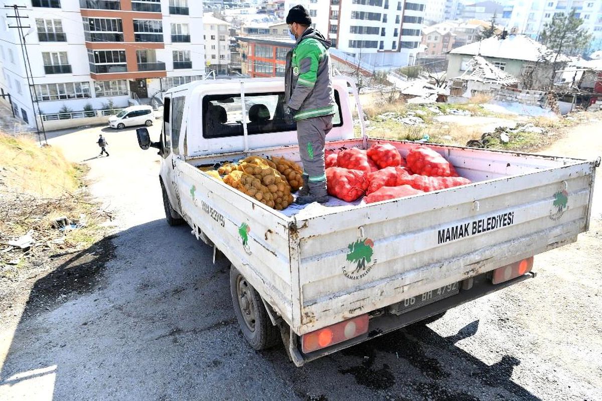 Mamak\'ta ihtiyaç sahibi ailelere soğan dağıtıldı