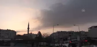 Sığırcık kuşlarının gökyüzünde dansı ilgi çekti