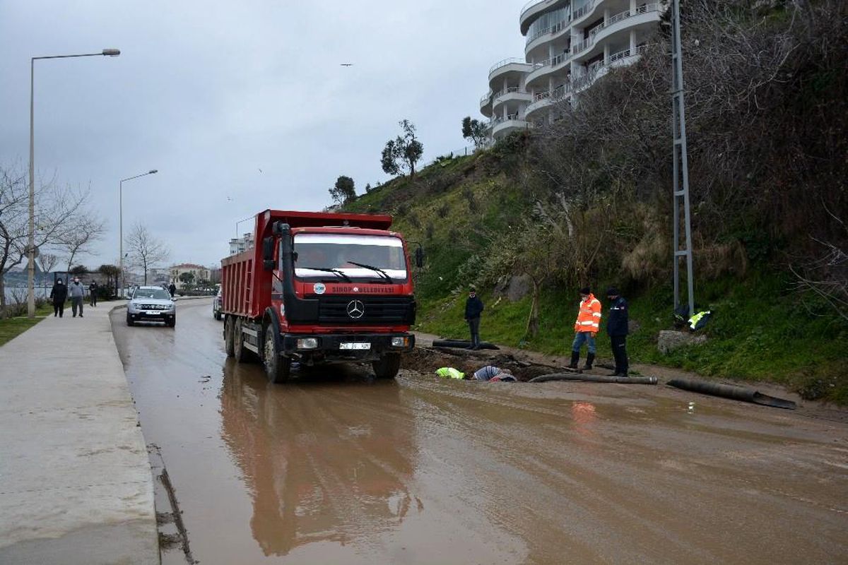 Sinop\'ta yol çöktü, su borusu patladı