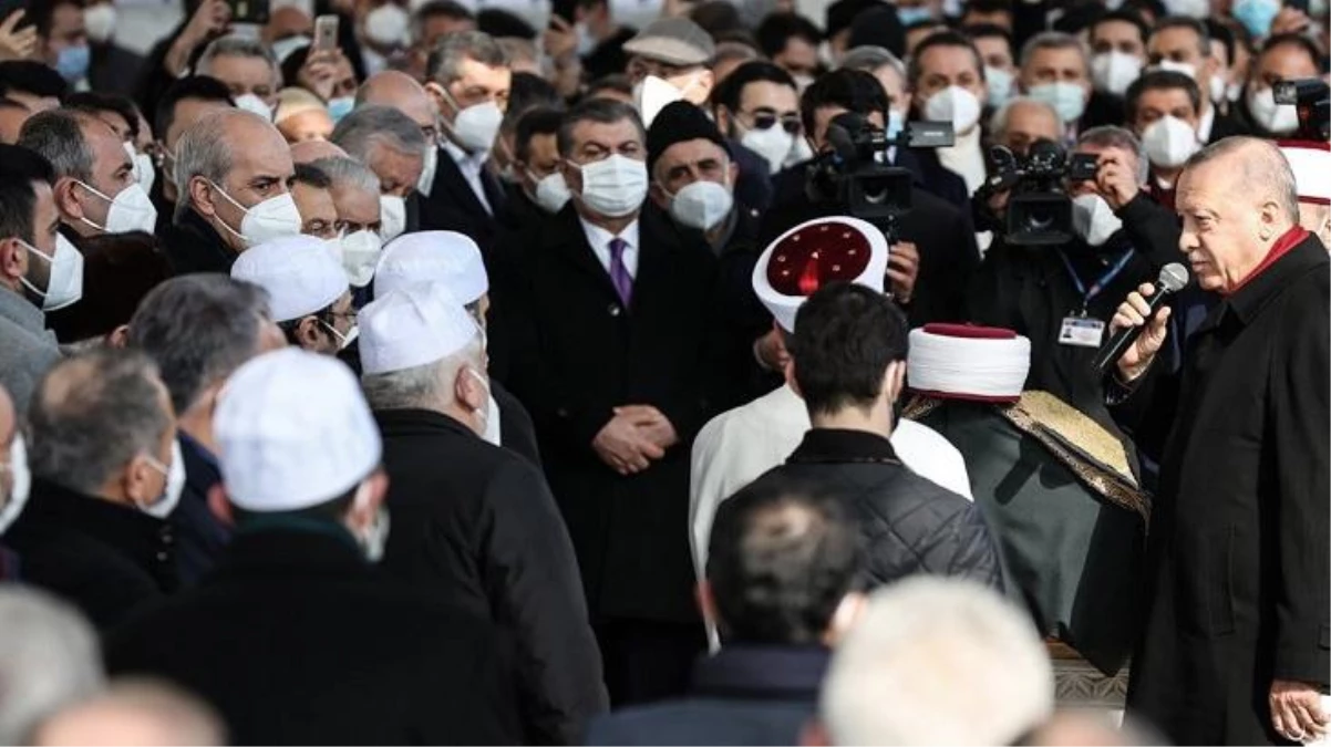 Son Dakika: Sağlık Bakanı Koca, Muhammed Emin Saraç\'ın cenazesindeki kalabalık görüntülerle ilgili özür diledi