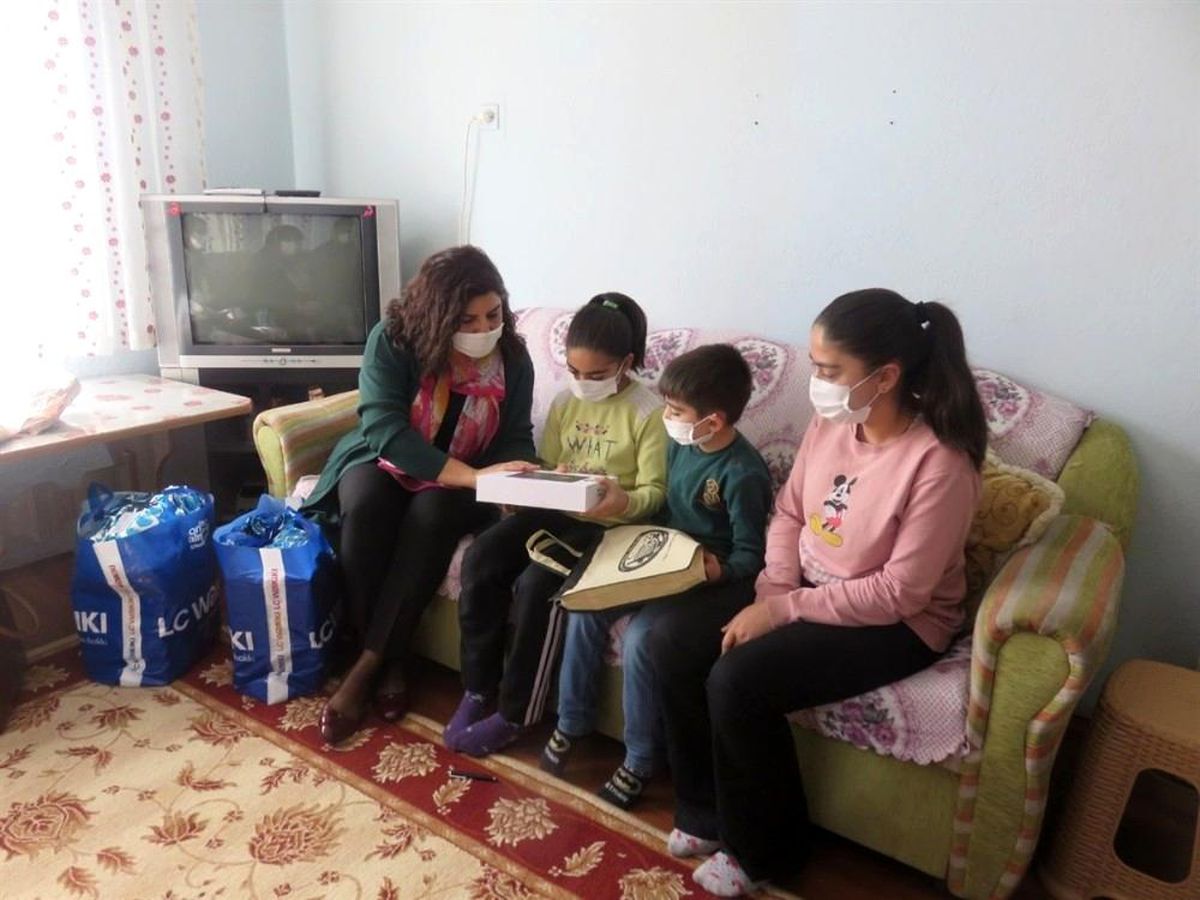 Vali Gürel\'in eşi derslerinde başarılı olan 4 kardeşe tablet hediye etti