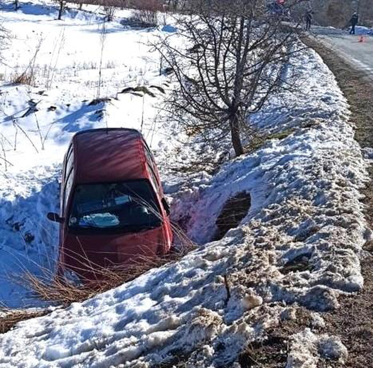 Virajı alamayarak şarampole giren otomobil sürücüsü yaralandı