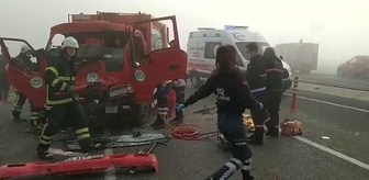 Zincirleme trafik kazasında çöp kamyonundaki 2 işçi yaralandı