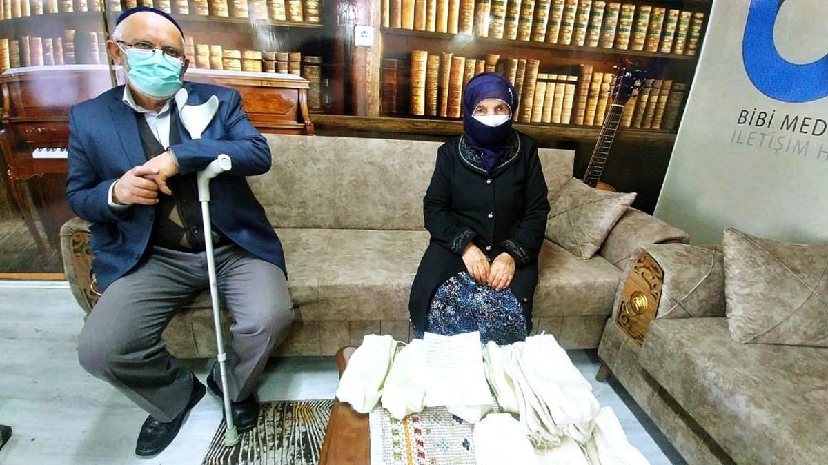 87 yaşındaki nine ördüğü çorapları Mehmetçiğe hediye etti