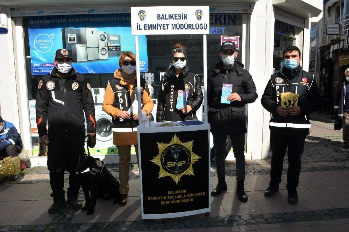 Ayvalık\'ta narkotik ekiplerinden vatandaşlara brifing