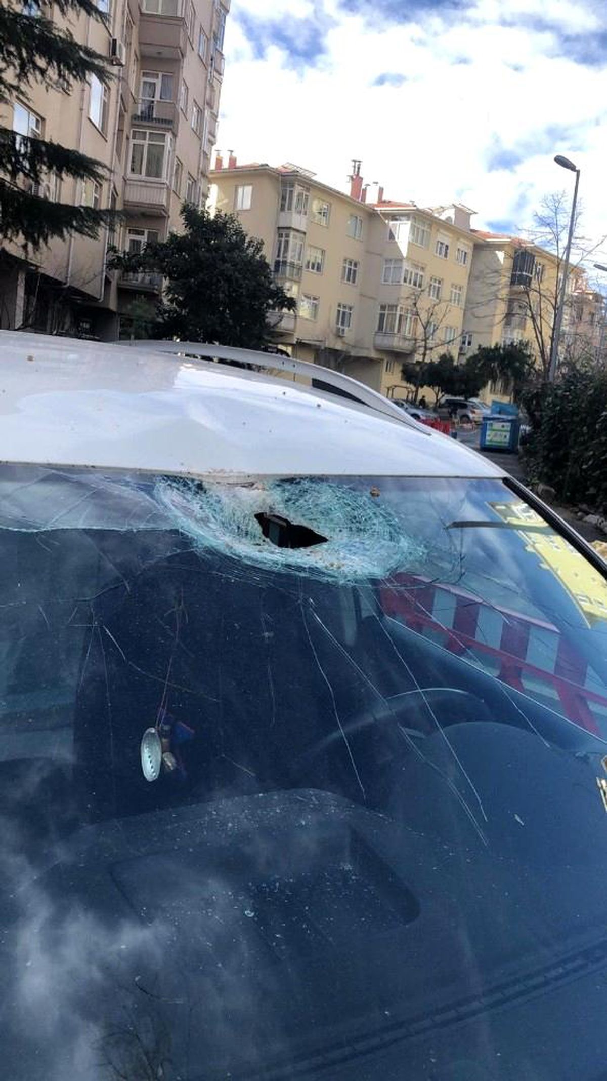 Beşiktaş'ta inşaattan düşen beton parçası iki araca zarar verdi