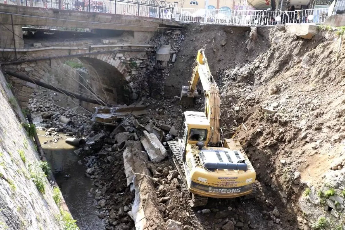 Büyükşehir Belediyesi, Tabakhane Deresi\'ndeki çöken duvarın yapımına başlandı