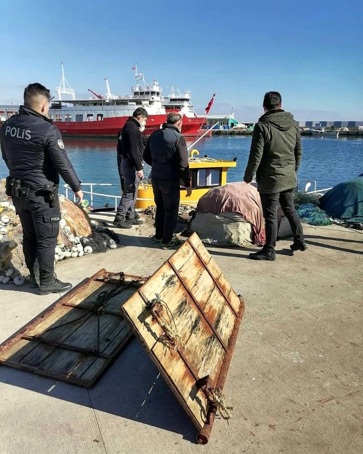 Denizde gizlenmiş 2 adet trol kapısı bulundu
