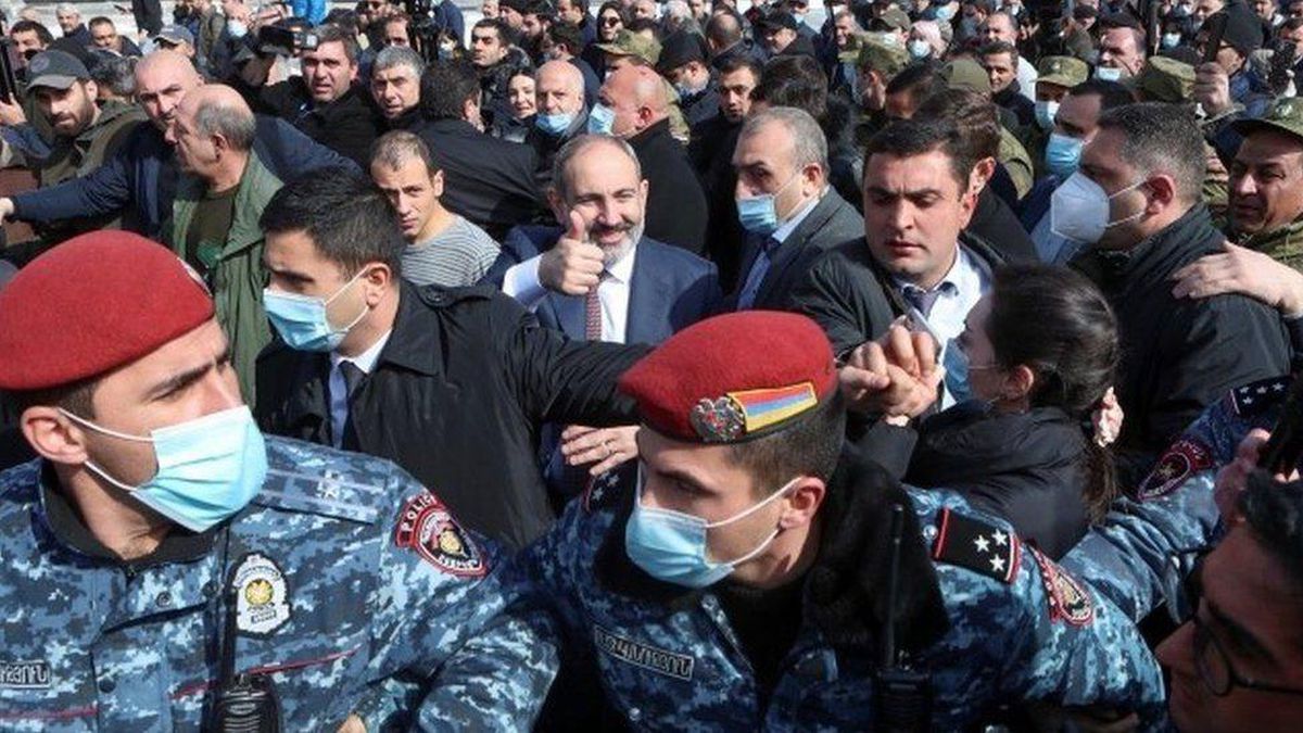 Ermenistan\'da neler oluyor?: Başbakan Nikol Paşinyan ordunun istifasını istemesi sonrası \'Bu darbe girişimi\' dedi, halkı meydanlara çağırdı