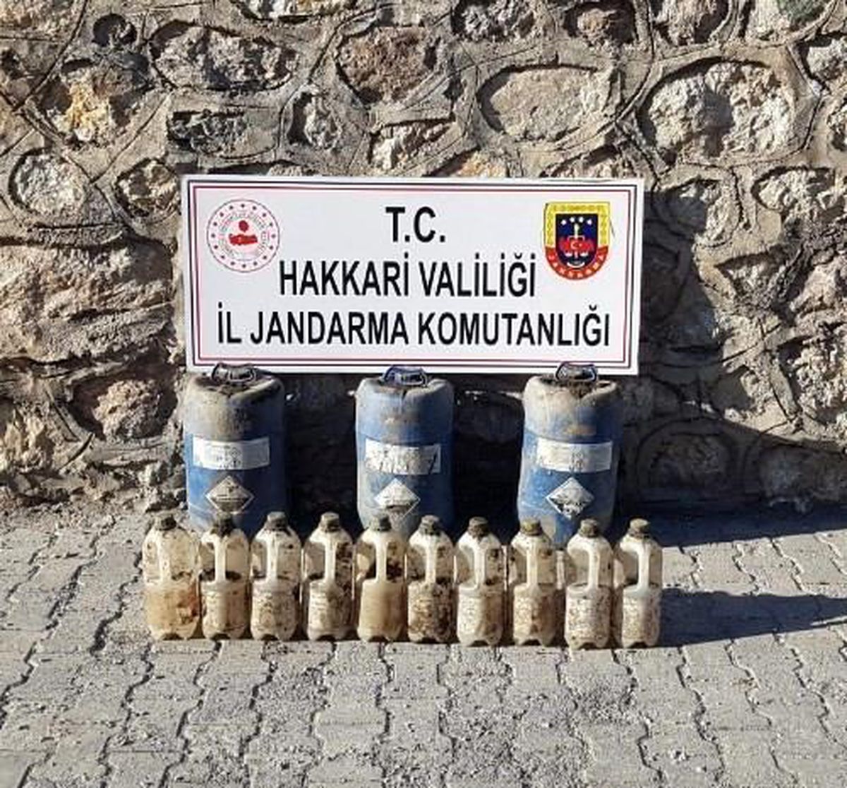 Hakkari\'de 100 litre asit anhidrit maddesi ele geçirildi