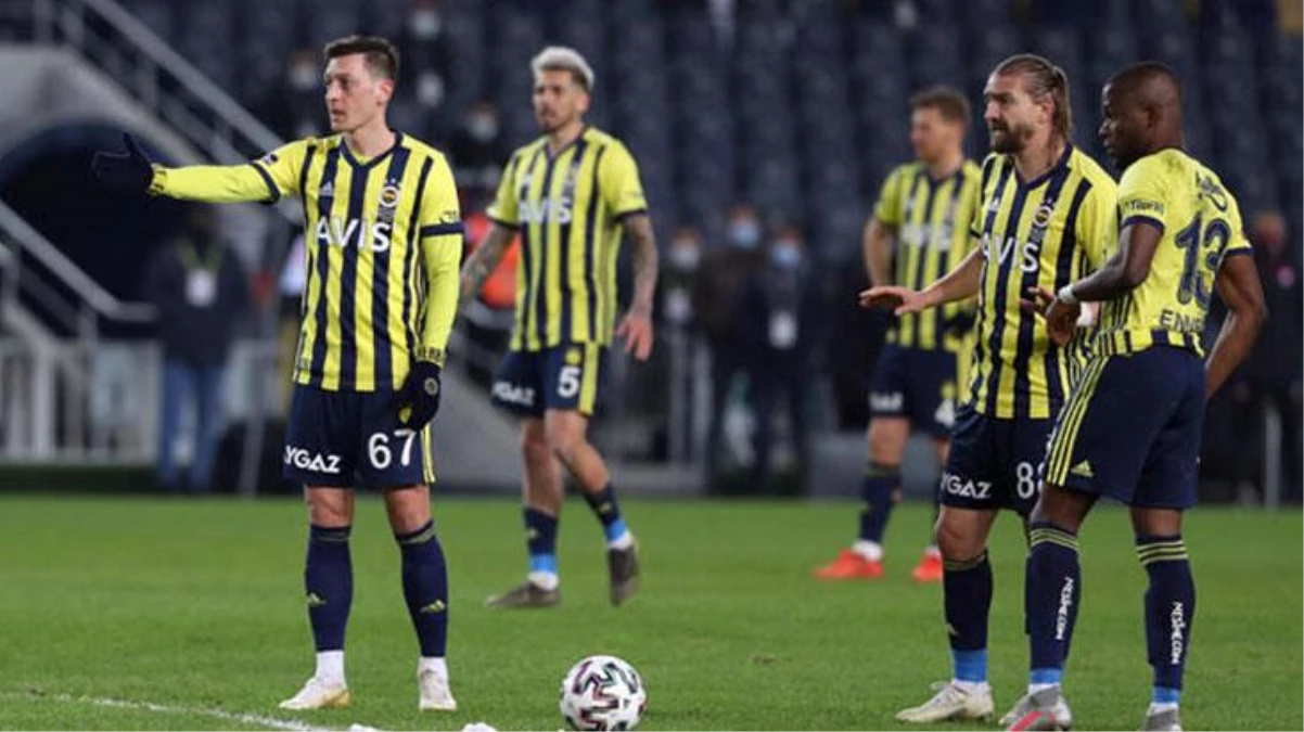 İşlerin iyi gitmediği Fenerbahçe\'de Gökhan Gönül, Caner Erkin ve Ozan Tufan takımı topladı! Birlik mesajı verildi