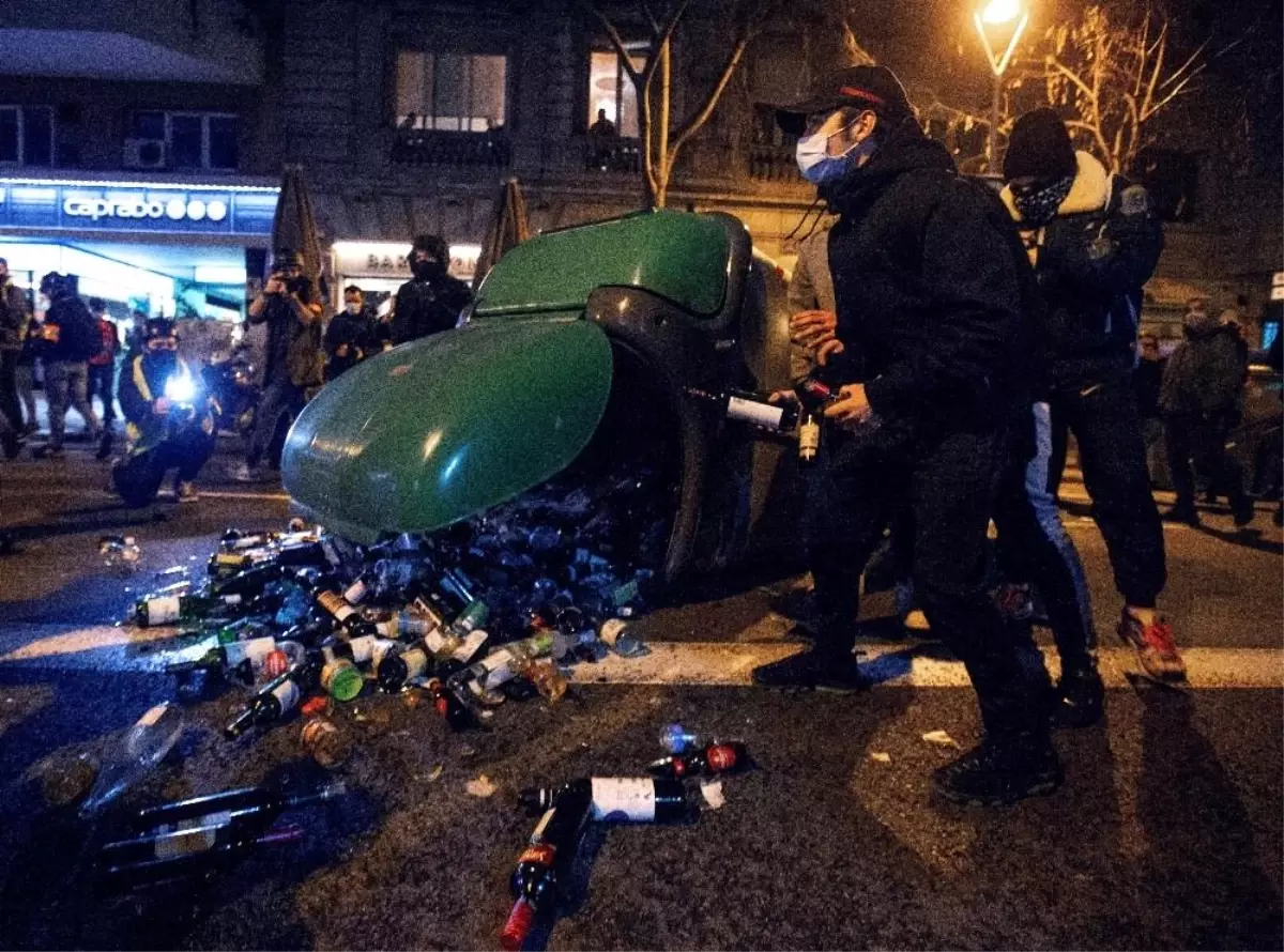 Son dakika! - İspanya\'da rapçi Hasel protestoları 9\'ncu gününde- Protestocular polisle çatıştı, dükkanlar yağmalandı