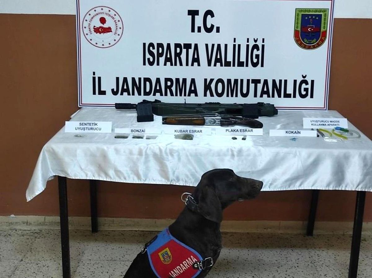 Isparta\'da gençlere uyuşturucu satan zehir taciri yakalandı