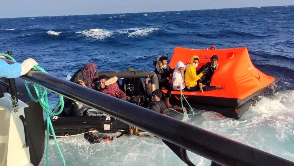 İzmir açıklarında Yunun unsurlarınca geri itilen 31 düzensiz göçmen kurtarıldı