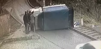 Son dakika haber | Kağıthane'de kamyonetin devrilme anı kamerada