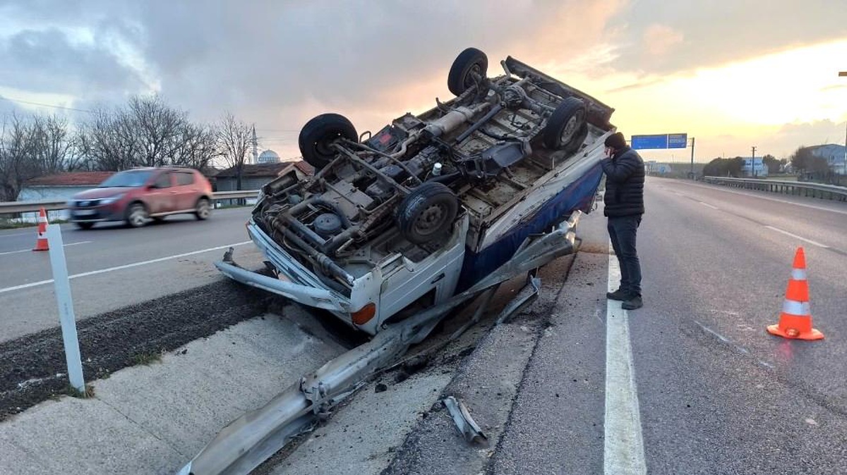 Kamyonet ters döndü, kasadaki koyunlar telef oldu