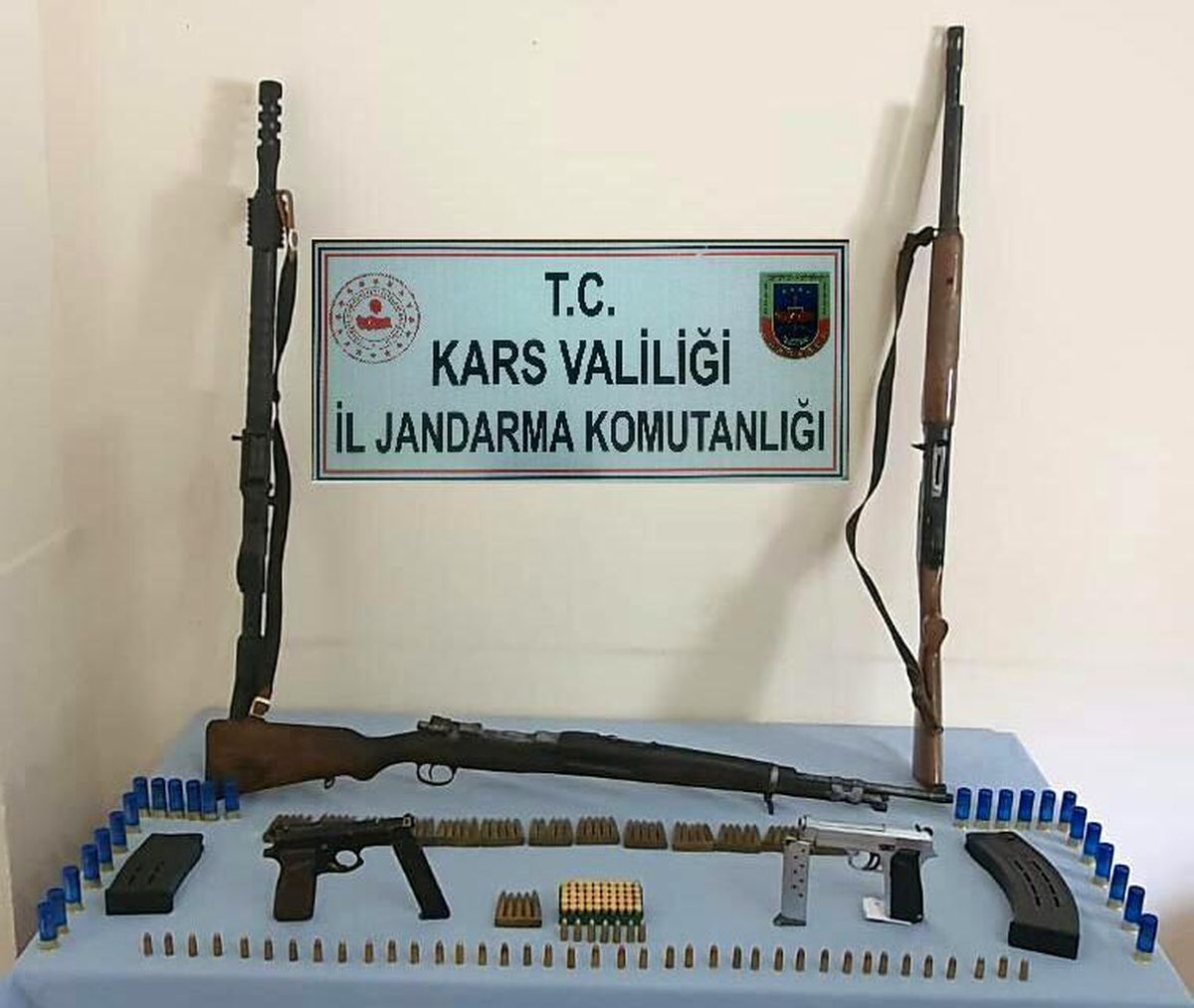 Kars\'ta ruhsatsız silah operasyonu