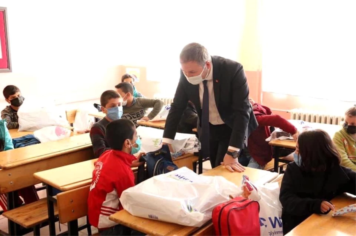 Hizan\'da 1000 öğrenciye kışlık giyim malzemesi dağıtılıyor