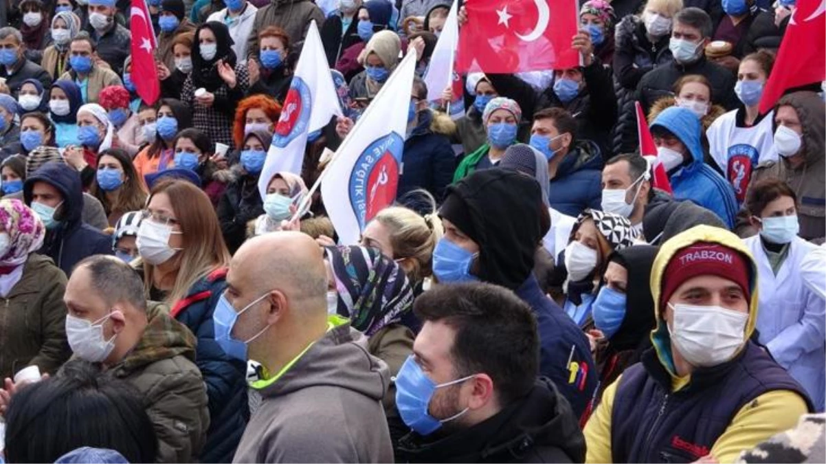 Kırmızı alarmın verildiği Trabzon\'da sağlık çalışanları sosyal mesafeyi hiçe saydı