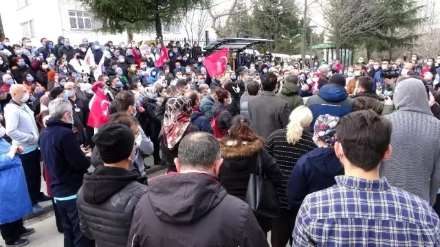 Kırmızı alarmın verildiği Trabzon'da sağlık çalışanları sosyal mesafeyi hiçe saydı - Son Dakika