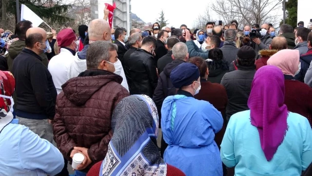 Kırmızı alarmın verildiği Trabzon'da sağlık çalışanları sosyal mesafeyi hiçe saydı - Son Dakika