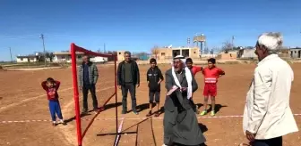 Mardin'de köylülerden şalvarlı ve fistanlı badminton maçı