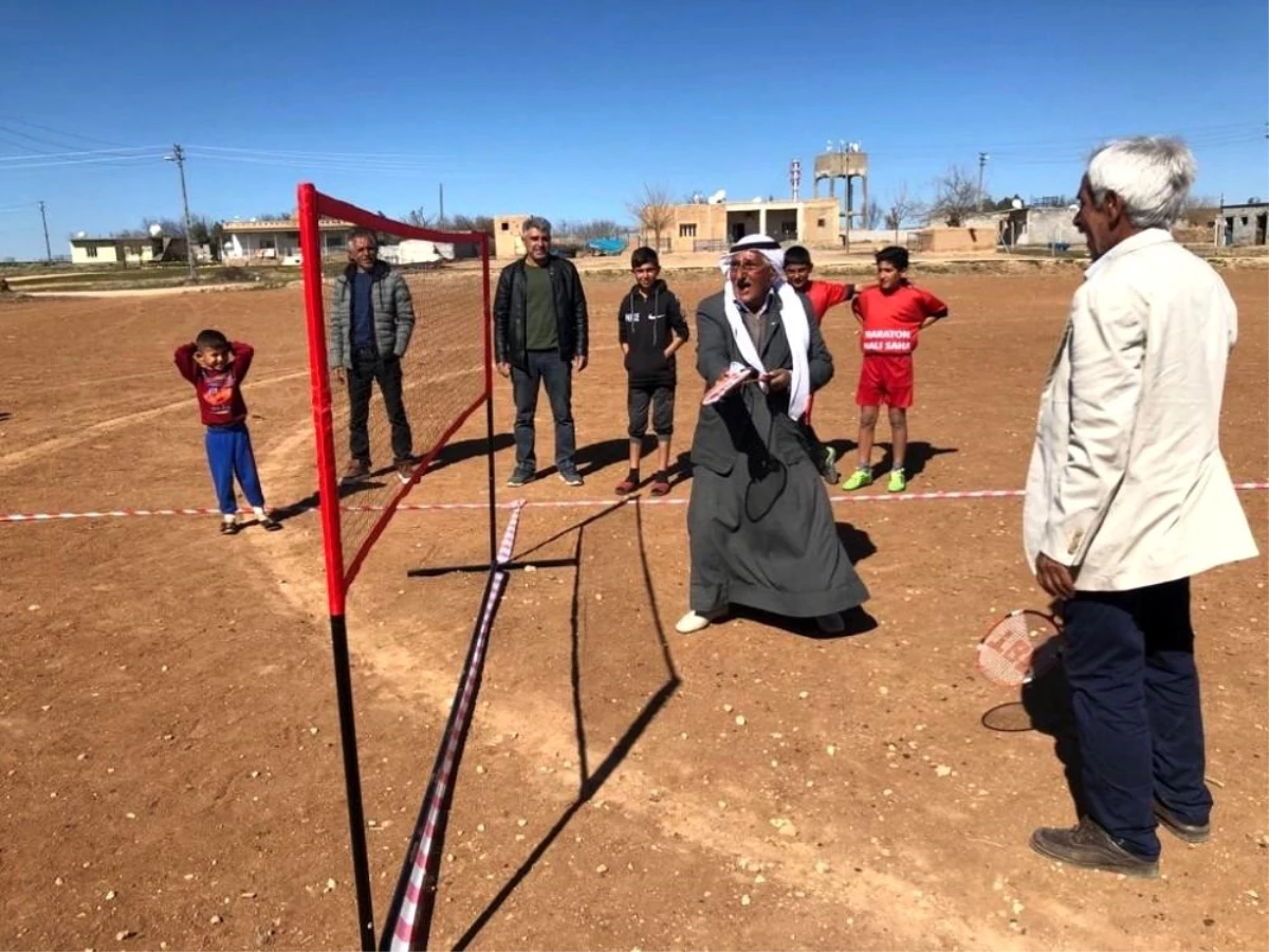 Mardin\'de köylülerden şalvarlı ve fistanlı badminton maçı