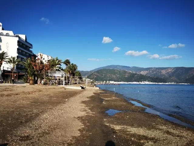 Marmaris'te deniz 1,5 metre çekildi