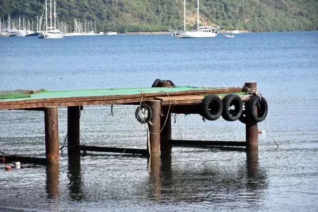 Marmaris'te deniz 1,5 metre çekildi