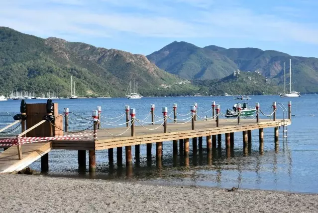 Marmaris'te deniz 1,5 metre çekildi