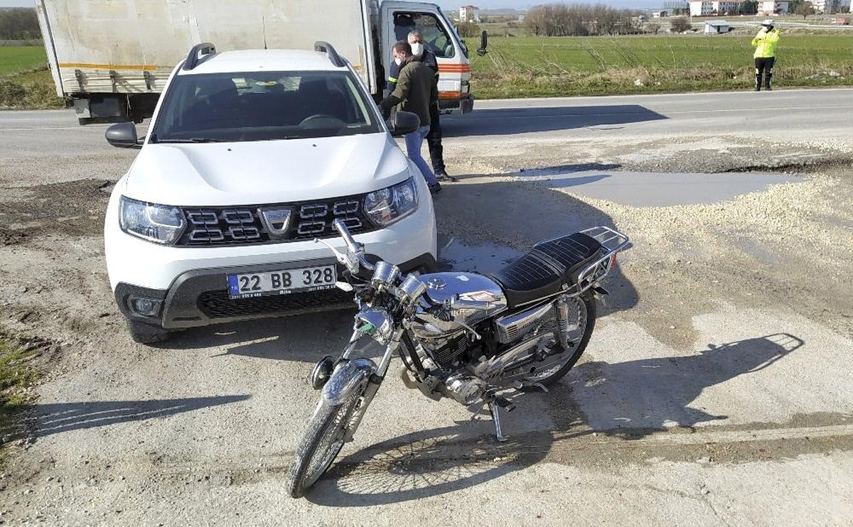 Motosiklet otomobile çarptı: 1 yaralı